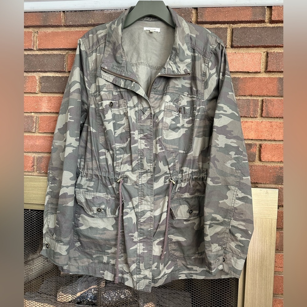 🛍️ Manuces. Size 2  lightweight Camouflage jacket with full zipper